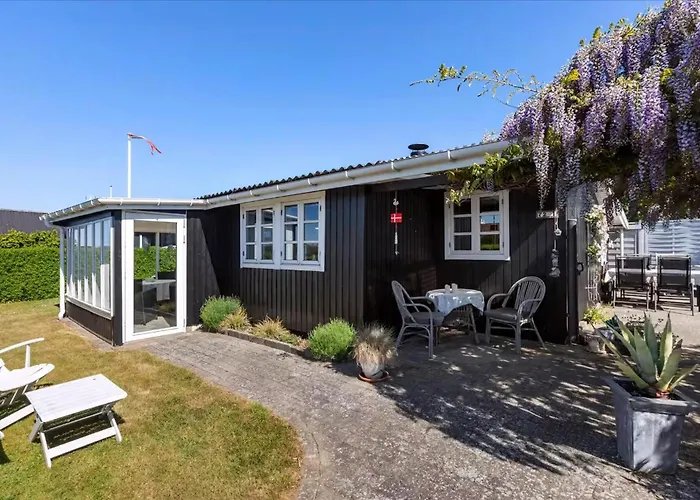 Lovely Summerhouse By The Karrebæksminde